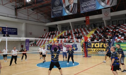 Gebzede öğretmenler voleybol turnuvasında buluştu