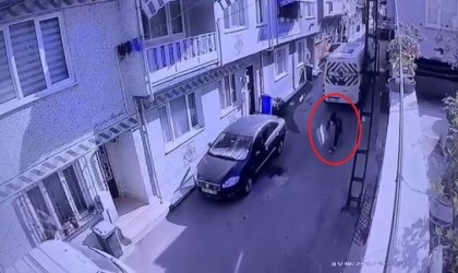 Geri manevra yapan servis minibüsü kadına çarptı