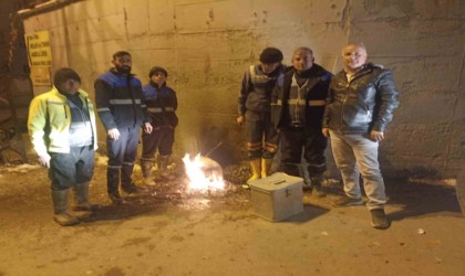 Hakkari Belediyesi Su ve Arıza ekipleri zorlu kış şartlarına meydan okuyor