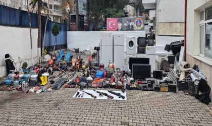 Hırsızların depolarından çıkanlar jandarmanın bahçesini doldurdu