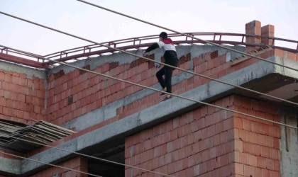 İnşaatın çatısına çıkan kadın, ekiplere ve ailesine ecel terleri döktürdü