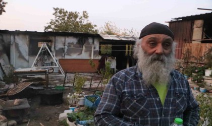 İş yeri ve konteyneri yanan depremzede vatandaş gözyaşlarına hakim olamadı