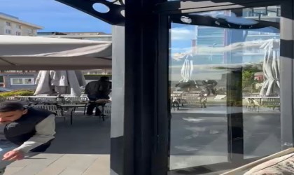 Kafede oturan husumetlisini bacağından vurdu; o anlar kamerada