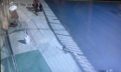 Kaldırımda yürüdüğü esnada kaşla göz arasında cep telefonunu çaldı: O anlar kamerada