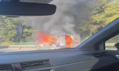 Kalorifer motorundan çıkan yangın aracı hurdaya çevirdi