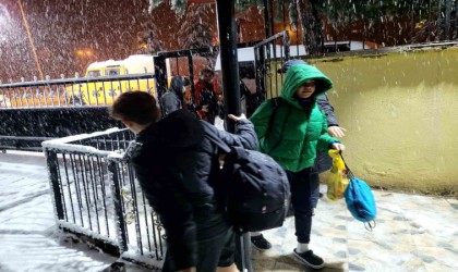 Karda mahsur kalan 21 kişiyi, AFAD kurtardı