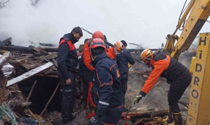 Kastamonuda iki katlı ev küle döndü: Evdeki baba ve engelli oğlu aranıyor