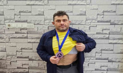 Kırık kaburgasına rağmen pes etmedi, dünya üçüncüsü oldu