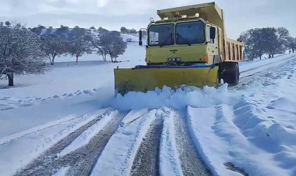 Kırıkkalede karla mücadele devam ediyor: Kapanan yollar ulaşıma açıldı