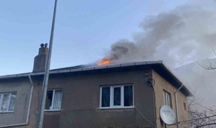 Kırklarelinde 2 katlı evde yangın