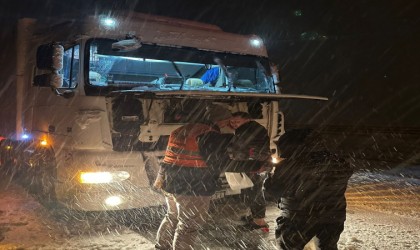 Kış lastiği olmayanlar yolda kaldı, ekipler sürücülerin yardımına yetişti