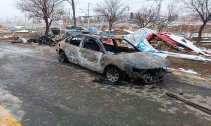 Kömürlükte çıkan yangın garaja sıçradı, arabası küle döndü