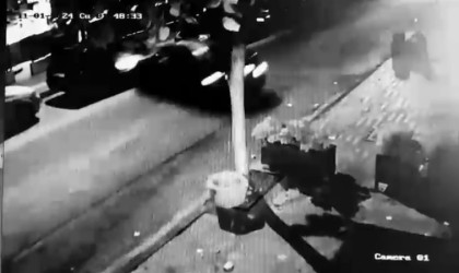 Kontrolden çıktı, park halindeki çok sayıda araca çarptı