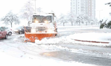 Melikgazi Belediyesi ekipleri karla mücadele için sahada