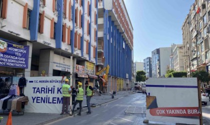 Mersinin eski yapılarından Kırmızı-Lacivert ve Özel İdare iş hanlarının yıkımına başlandı