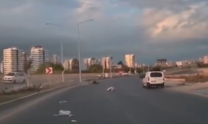 Motosiklet refüje çarptı: 2 yaralı