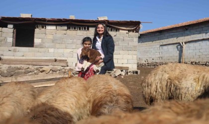 Öğrencilerine ödev olarak inek sağdıran ve kuzuları besleten Melahat öğretmenin öğrencilerinin 10 parmağında 10 marifet