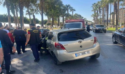 Otomobil refüje çarptı, sürücü yaralandı