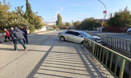 Otomobil su kanalı korkuluklarına çarptı: 1 yaralı