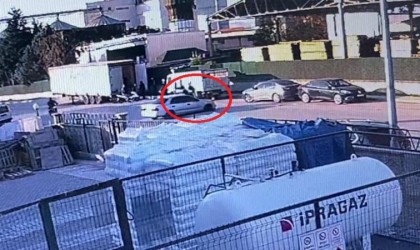 Otomobille çarpışan motosikletteki 2 kişinin yaralandığı anlar kamerada