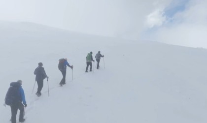 (Özel) Zirveye çıkan dağcılara Uludağda sezonun ilk kar sürprizi