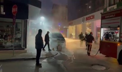 Park halindeki araçta yangın çıktı