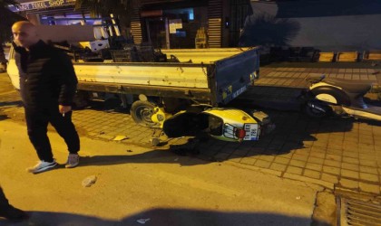 Park halindeki kamyonete çarpan motosiklet sürücüsü yaralandı