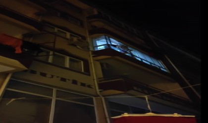 Pencereden kendini sarkıtan kadın, polisin Herkes senin şarkılarından mutlu sözüyle ikna oldu