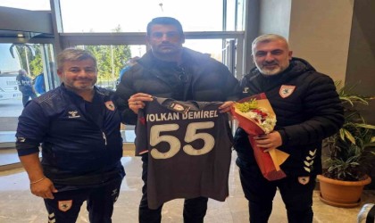 Samsunspor taraftarlarından, Volkan Demirele çiçek ve forma hediyesi
