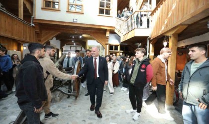 Şehre yeni gelen üniversite öğrencileri İnegölü tanıyor