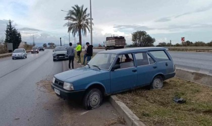 Seyir halindeyken lastiği patlayan Tofaş kanalı aşıp refüje uçtu
