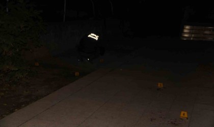 Sokak ortasında bıçaklanan genç ağır yaralandı