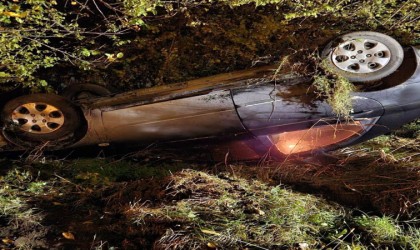 Takla atan otomobilden hafif yaralı kurtuldu