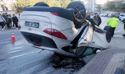 Takla atan otomobilden sağ kurtuldular