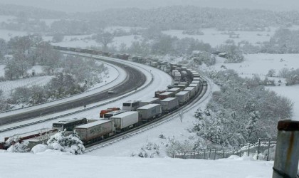 TEMde trafik durdu, maddi hasarlı kazalar yüzünden yol tıkandı
