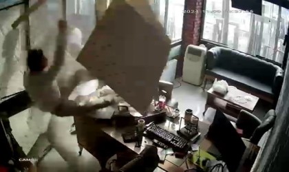 Temizlik için çıktığı asma tavan çöktü, kendini yerde buldu