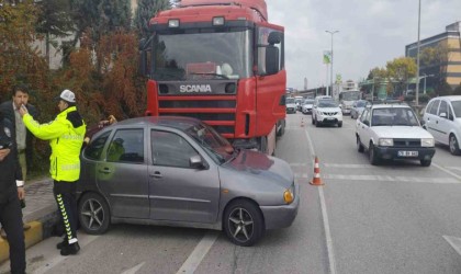 Tır ile otomobil çarpıştı: 2 yaralı