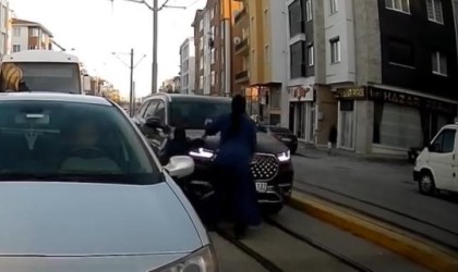 Tramvay yolundan ilerleyen cip az kalsın anneyle çocuğuna çarpıyordu