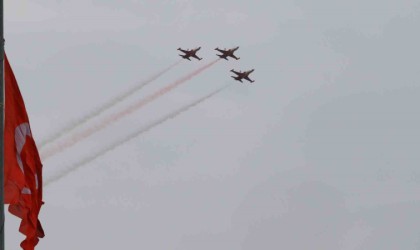 Türk Yıldızlarından Antalyada Ataya Saygı Uçuşu