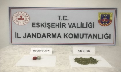 Uyuşturucu ticareti yapan 2 kişi jandarma ekiplerince yakalandı