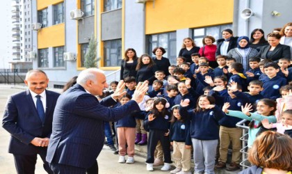 Vali Zorluğlu, öğrencilerle bir araya geldi