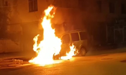 Vanda seyir halindeki kamyonet alev alev yandı