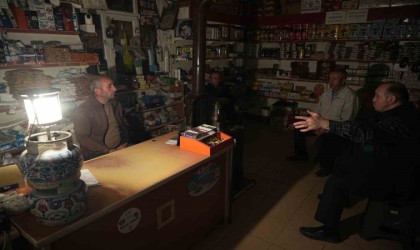 Yangında elektrikler kesilince gaz lambası nostaji yaşattı