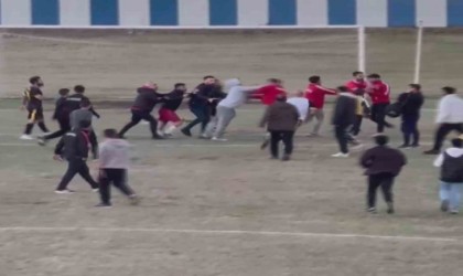 Yeşil sahanın boks ringine döndüğü maçta kavganın kaleciye atılan yumrukla başladığı iddiası