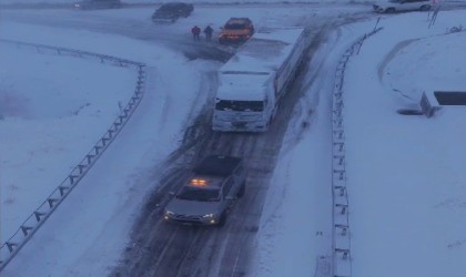 Yolda kalan tır off-road aracı ile kurtarıldı