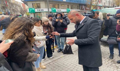 Zafer Partisi Eskişehir İl Başkanlığından kadınlara yasaklı biber gazı ikramı