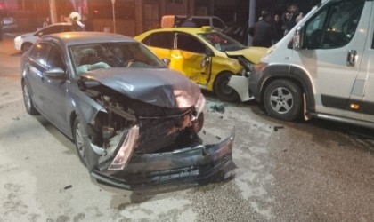 Zincirleme kazada maddi hasar oluştu