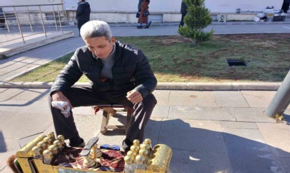 35 yıldır ayakkabı boyayarak evini geçindiriyor