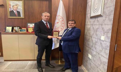 Ağrıda 45 yıl görev yapan eğitimci emekliye ayrıldı