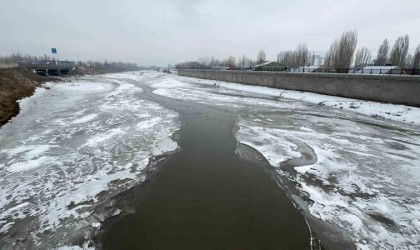 Ağrıda dondurucu soğuklar nedeniyle Murat Nehri buz tuttu